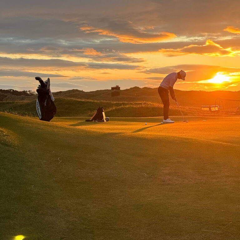 partita di golf al tramonto
